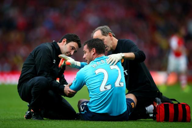 LONDON, ENGLAND - OCTOBER 18:  Steve Harper of Hull City receives treatment for an injury before being substituted during the Barclays Premier League match between Arsenal and Hull City at Emirates Stadium on October 18, 2014 in London, England.  (Photo by Clive Rose/Getty Images)