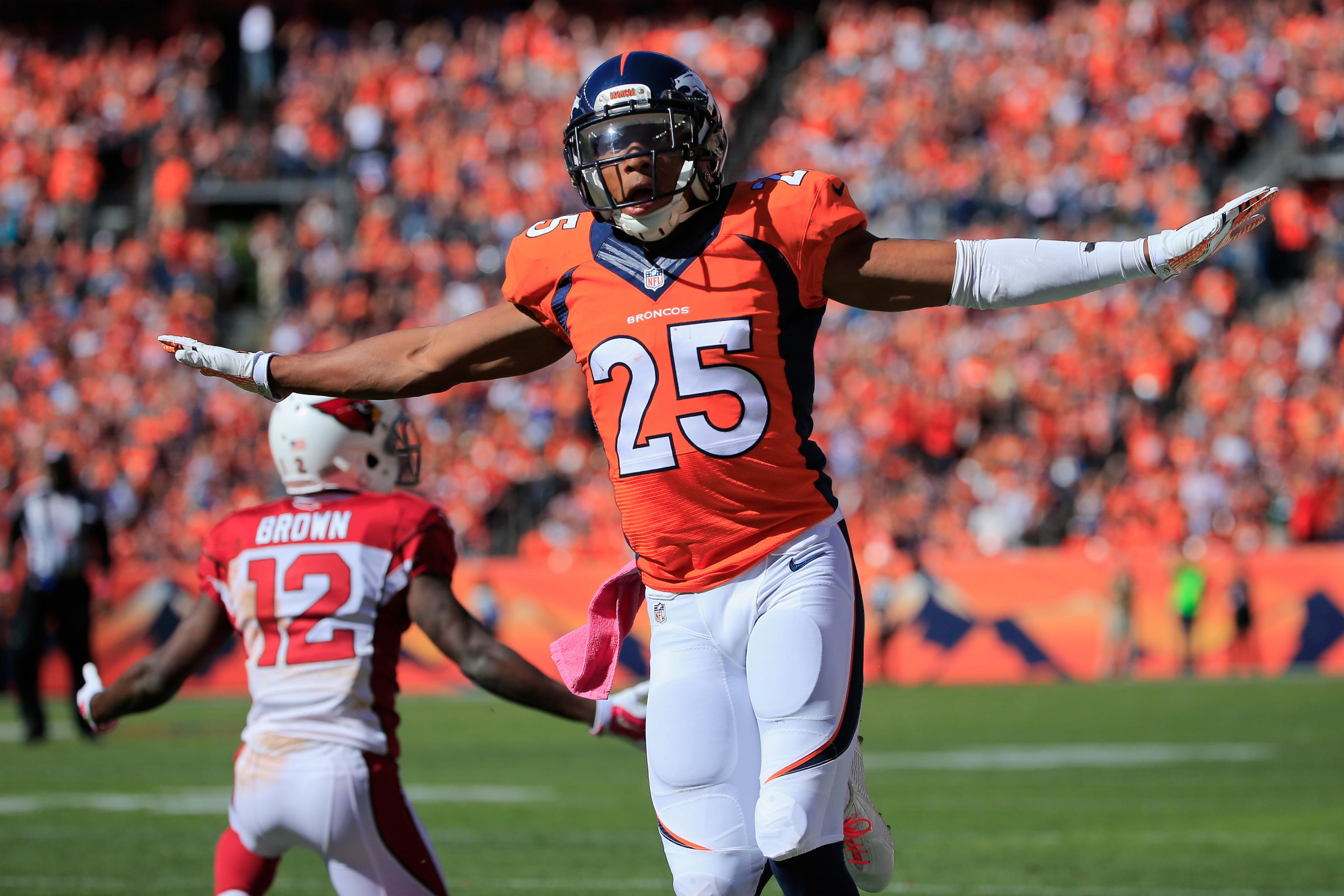 Denver Broncos cornerback Chris Harris (25) takes part in drills during an  NFL football trainin …