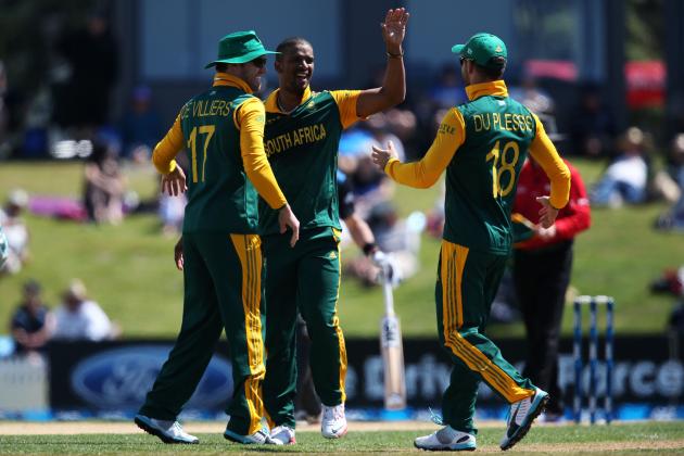 MOUNT MAUNGANUI, NEW ZEALAND - OCTOBER 21:  Vernon Philander of South Africa is congratulated by teammates AB de Villiers and Faf du Plessis after getting an out during the One Day International match between New Zealand and South Africa at Bay Oval on October 21, 2014 in Mount Maunganui, New Zealand.  (Photo by Joel Ford/Getty Images)