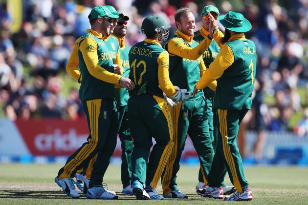 MOUNT MAUNGANUI, NEW ZEALAND - OCTOBER 24:  AB de Villiers of South Africa celebrates the wicket of Tom Latham of New Zealand during the One Day International match between New Zealand and South Africa at Bay Oval on October 24, 2014 in Mount Maunganui, New Zealand.  (Photo by Hannah Peters/Getty Images)