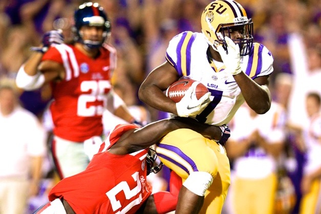 Leonard Fournette fighting his way from an Ole Miss defender 