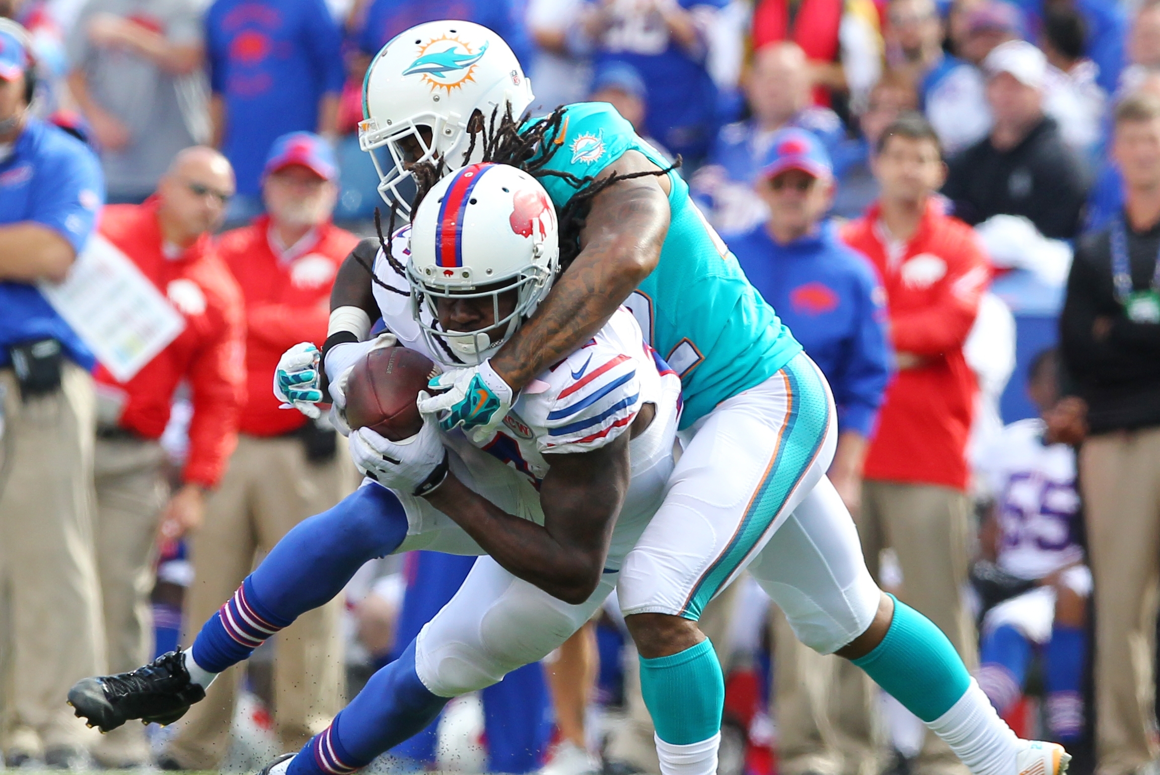 Louis Delmas signs with Miami Dolphins, crossing one team off