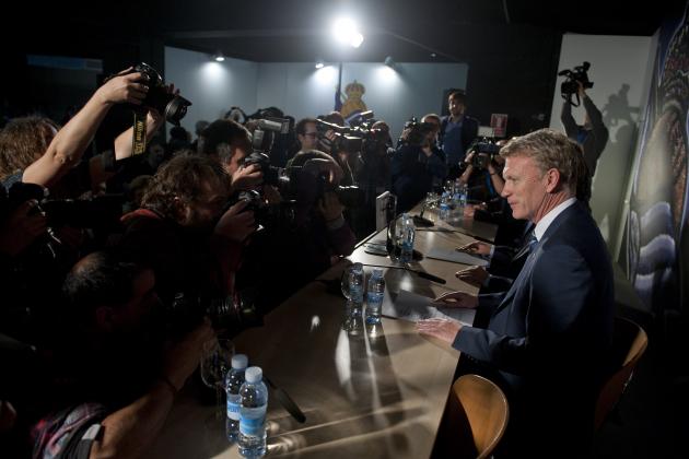 The new Real Sociedad's head manager, David Moyes of Scotland, right, during his official presentation in a press room at Anoeta stadium, San Sebastian, northern Spain, Thursday, Nov. 13, 2014. Moyes, the former Manchester United coach is taking over from Jagoba Arrasate, who had earned only one win in 10 matches before being fired. Sociedad is Moyes' first coaching job since being fired by United last season. (AP Photo/Alvaro Barrientos)