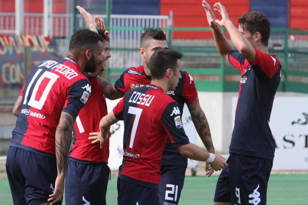 CAGLIARI, ITALY - NOVEMBER 09: Farias Diego of Cagliari celebrates with the team-mates after scoring the opening goal during the Serie A match between Cagliari Calcio and Genoa CFC at Stadio Sant'Elia on November 9, 2014 in Cagliari, Italy. (Photo by Enrico Locci/Getty Images)