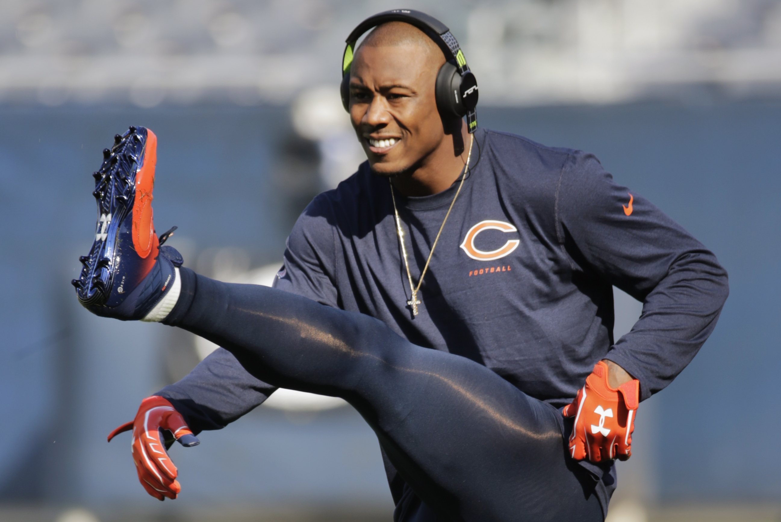 Chicago Bears wide receiver Brandon Marshall warms up before the game  against the Detroit Lions at Soldier Field in Chicago on November 10, 2013.  UI/Brian Kersey Stock Photo - Alamy