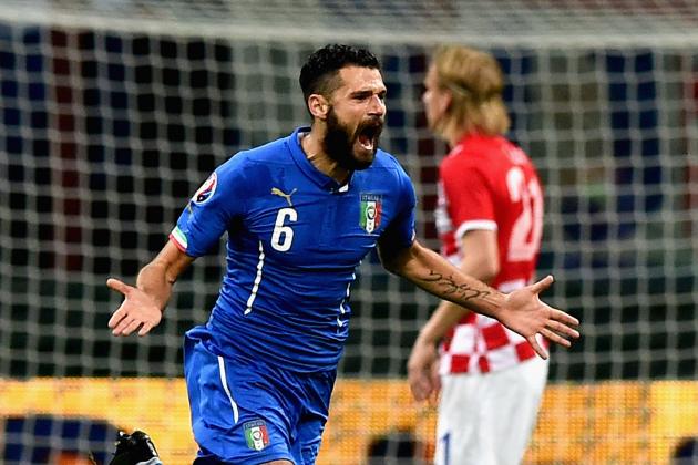 MILAN, ITALY - NOVEMBER 16: Antonio Candreva of Italy #6 celebrates after scoring the first goal during the EURO 2016 Group H Qualifier match between Italy and Croatia at Stadio Giuseppe Meazza on November 16, 2014 in Milan, Italy. (Photo by Claudio Villa/Getty Images)