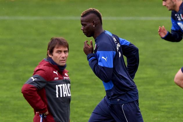 FLORENCE, ITALY - NOVEMBER 10:  Head coach Antonio Conte (L) and Mario Balotelli during Italy Training Session at Coverciano on November 10, 2014 in Florence, Italy.  (Photo by Claudio Villa/Getty Images)