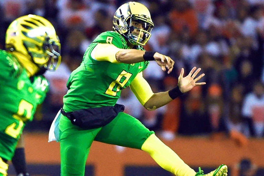 Marcus Mariota flashes another Heisman pose