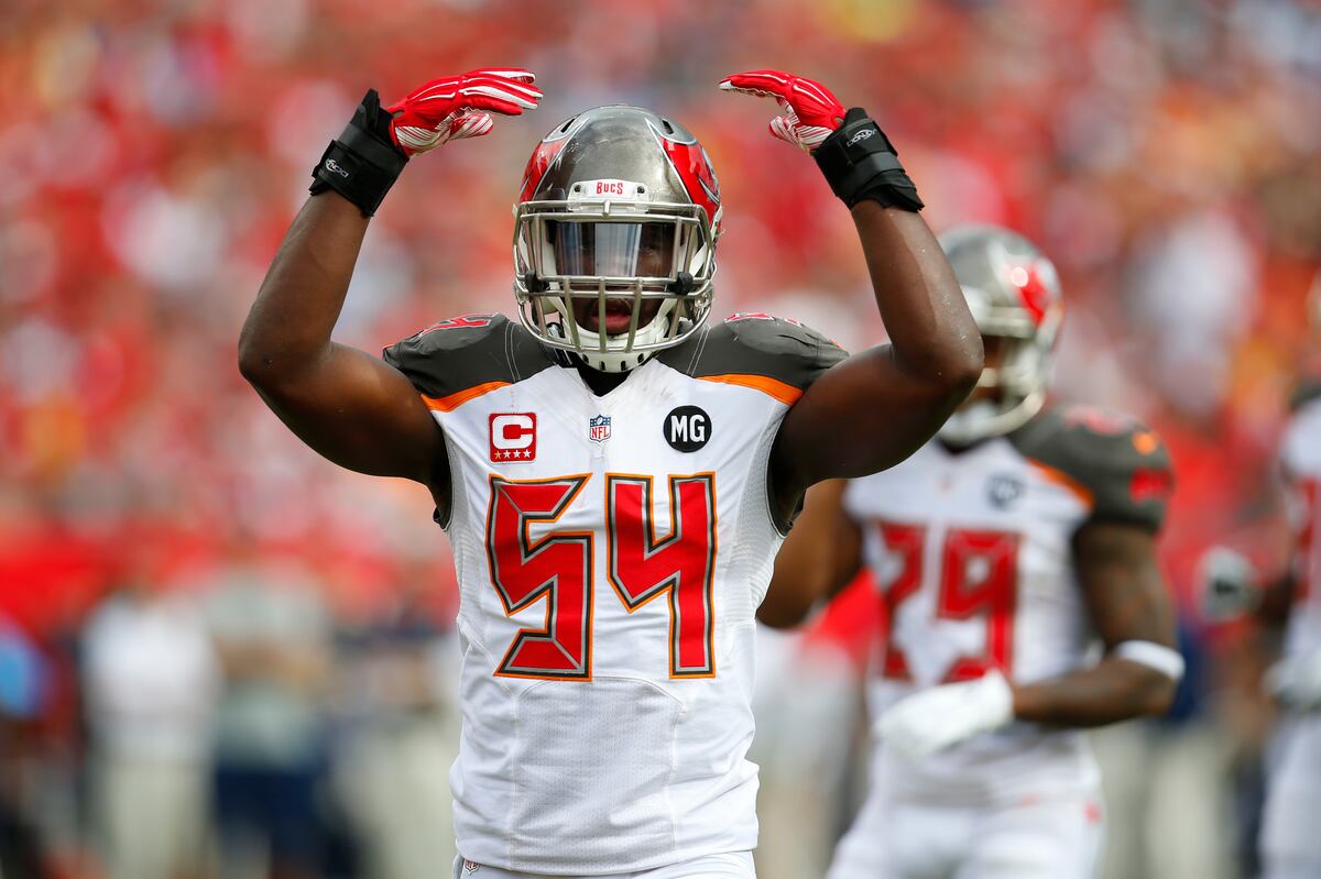 Lavonte David to Undergo MRI on Ankle Injury Suffered in ...