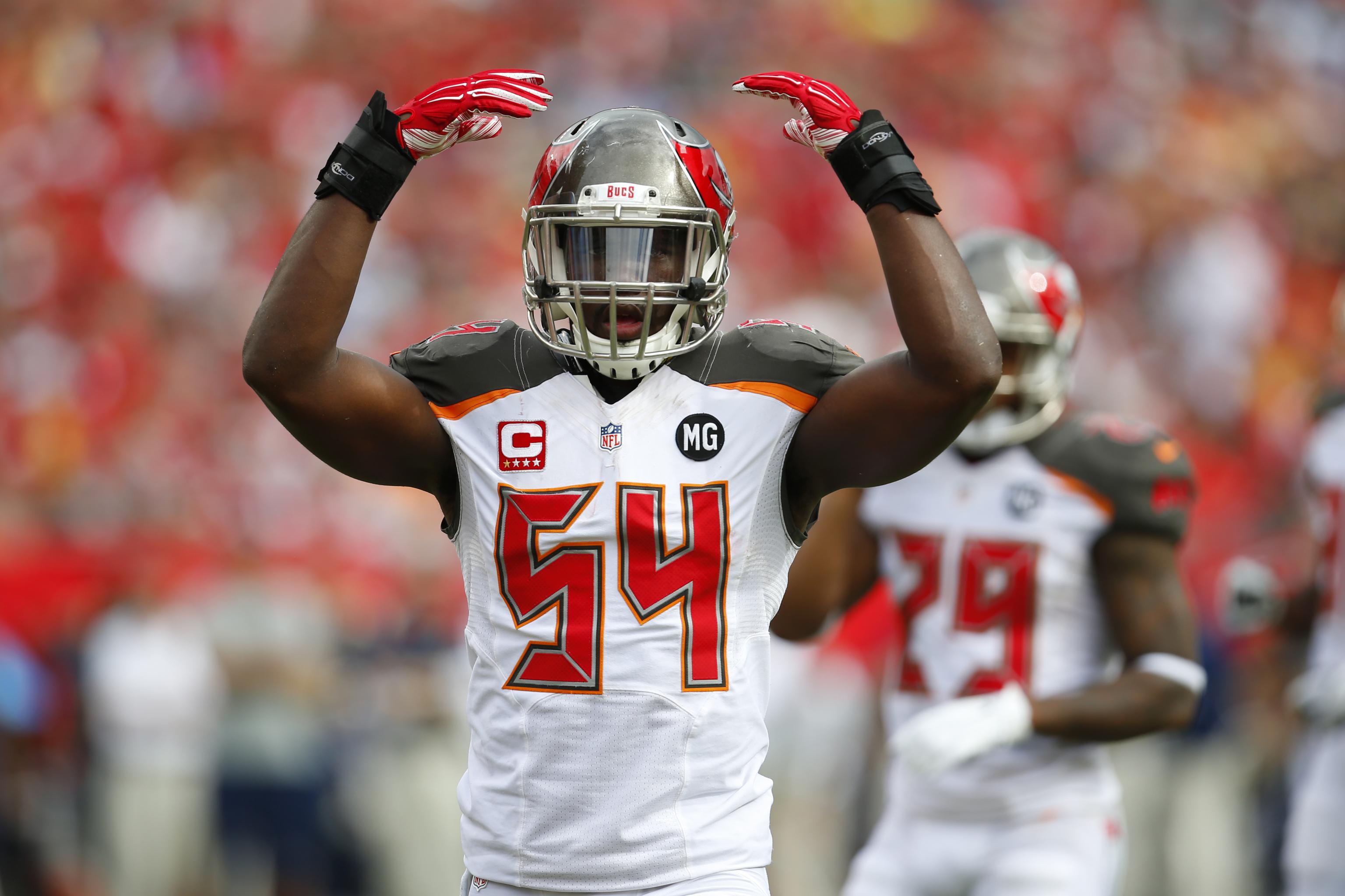 Lavonte David carted off field with ankle injury