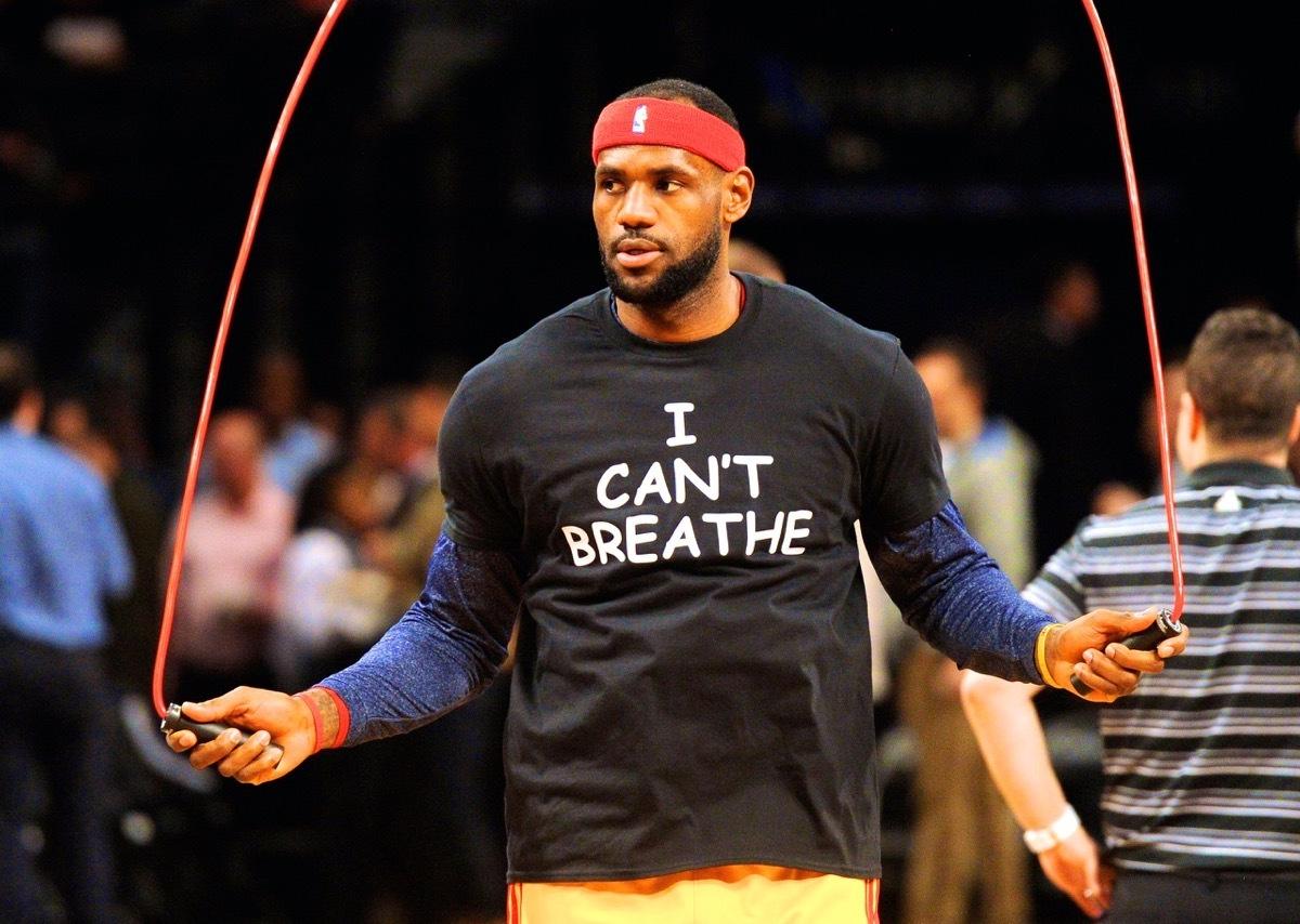 Derrick Rose wears 'I can't breathe' Eric Garner t-shirt to warm