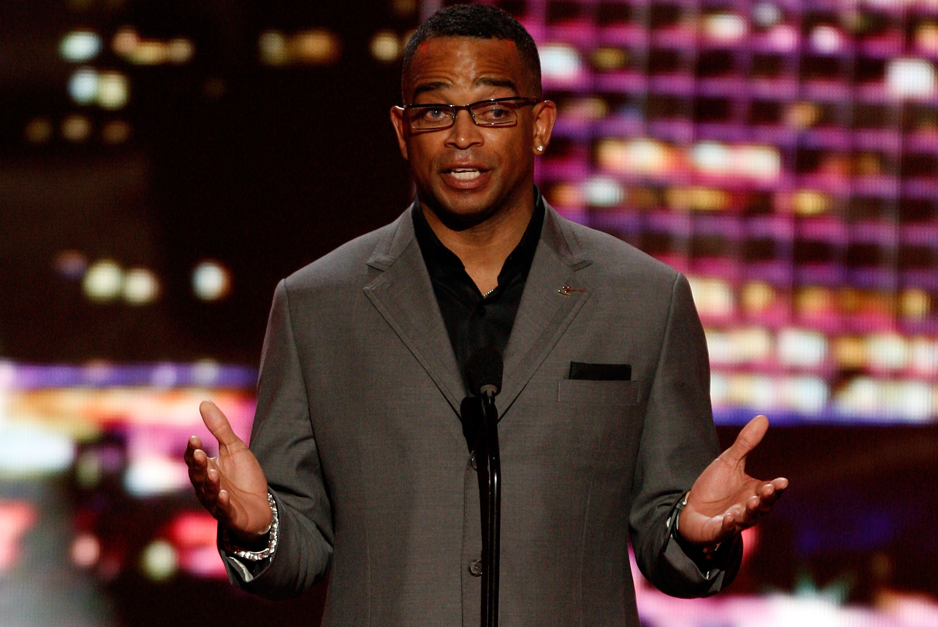 ESPN hosts' touching gesture to Stuart Scott before 'Monday Night Football'