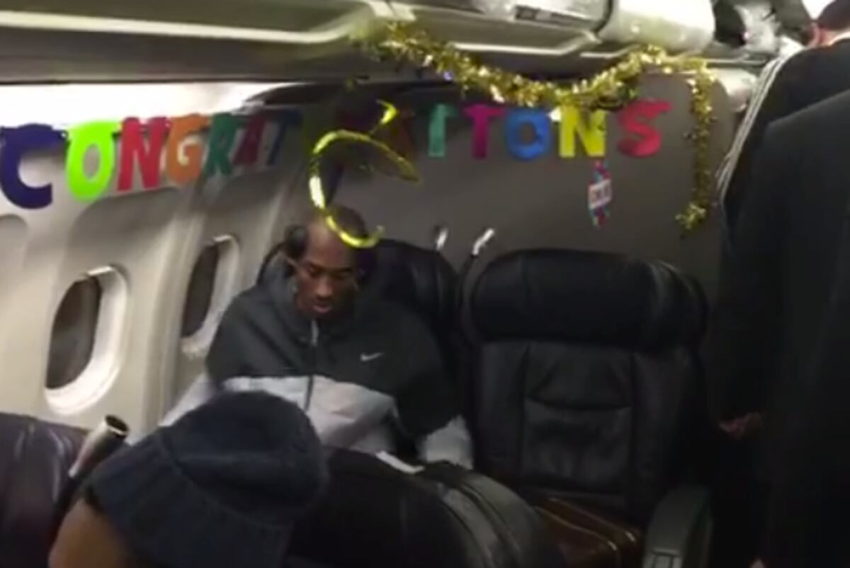 Lakers Throw Party on Team Plane for Kobe Bryant After He Passes Michael Jordan | Bleacher ...