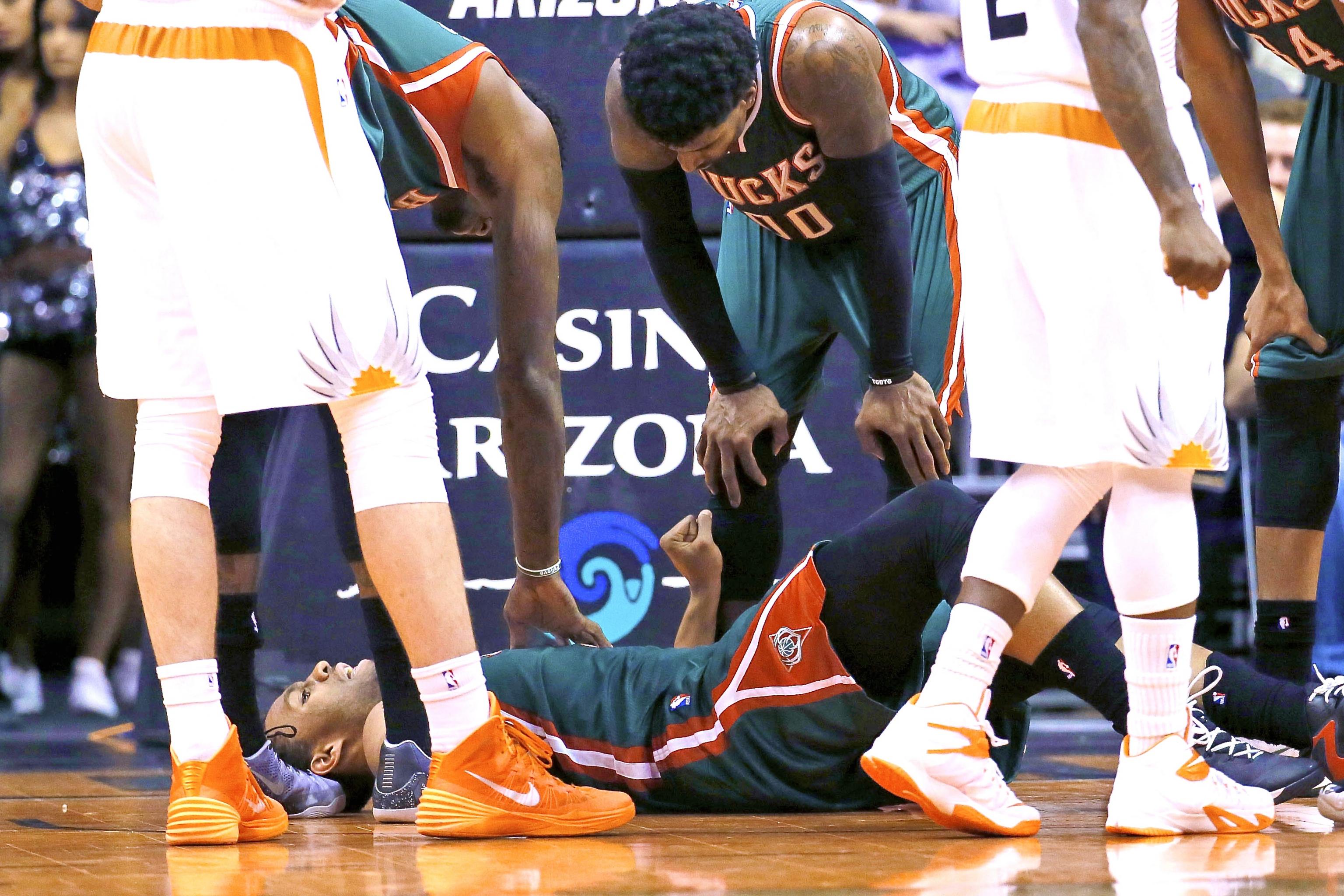 Jabari Parker leaves game with sprained knee (Video)