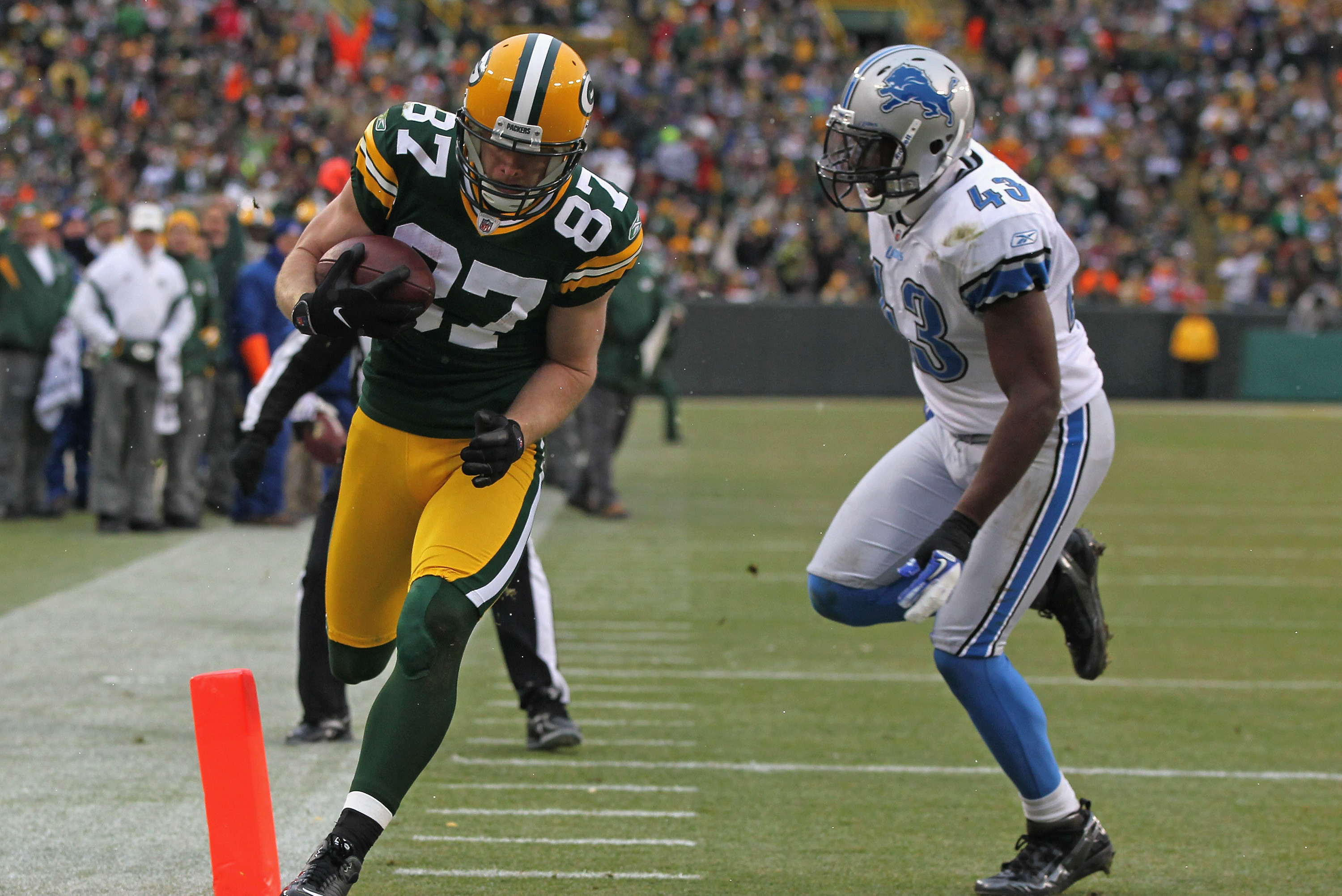 Detroit Lions vs. Green Bay Packers predictions: Expect a competitive game  at Lambeau Field. 