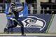 Bruce Irvin, linebacker de los Seahawks de Seattle, anota luego de interceptar un pase en el encuentro del domingo 28 de diciembre de 2014, frente a los Rams de Saint Louis (AP Foto/John Froschauer)