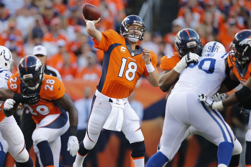 Peyton Manning, de los Broncos de Denver, lanza un pase en el partido del domingo 7 de septiembre de 2014, frente a los Colts de IndianĂ¡polis (AP Foto/Jack Dempsey)