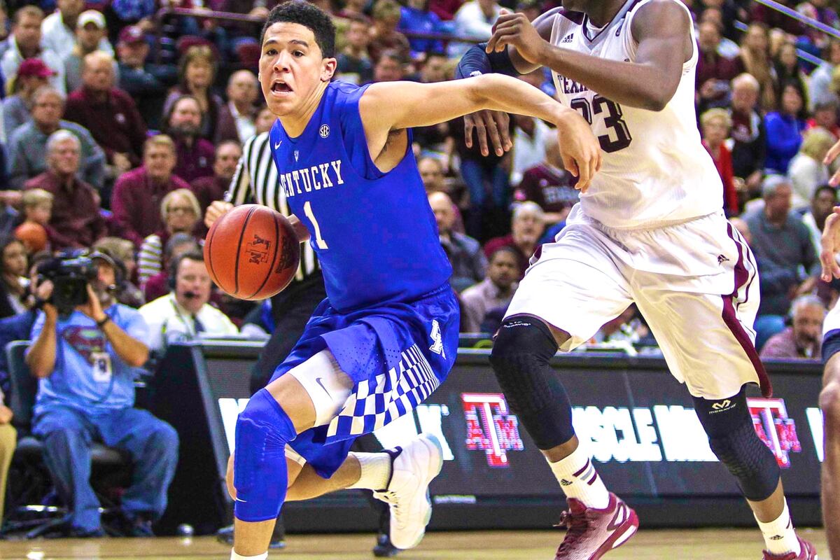 Kentucky Avoids Texas A M s Upset Bid In Narrow College Basketball
