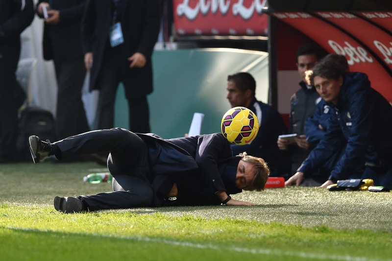 Roberto Mancini Gets Blasted by Football During Inter Milan's Win over Genoa
