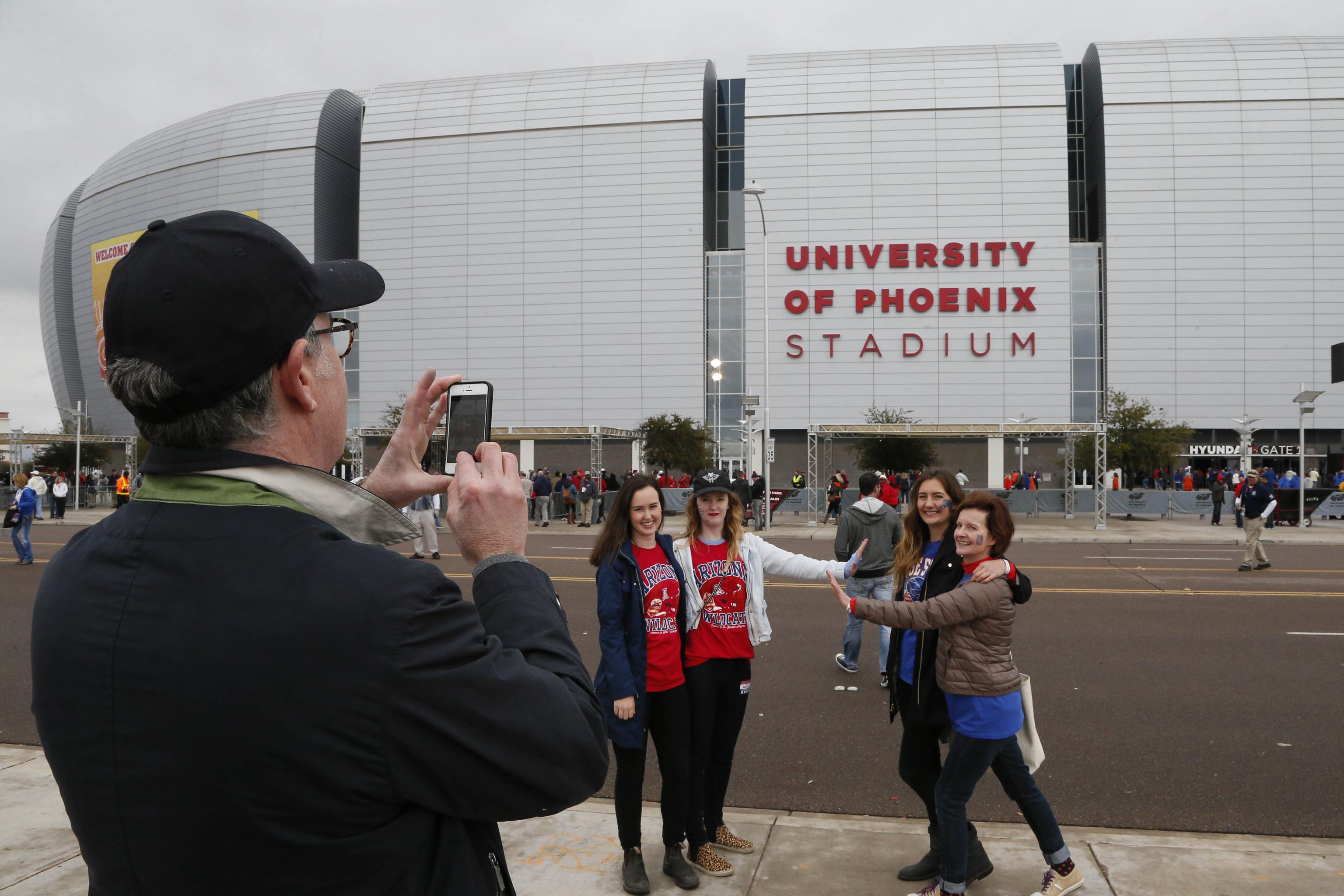 Fans Scheme to Reach the Super Bowl in Phoenix on a Hail-Mary Budget - WSJ