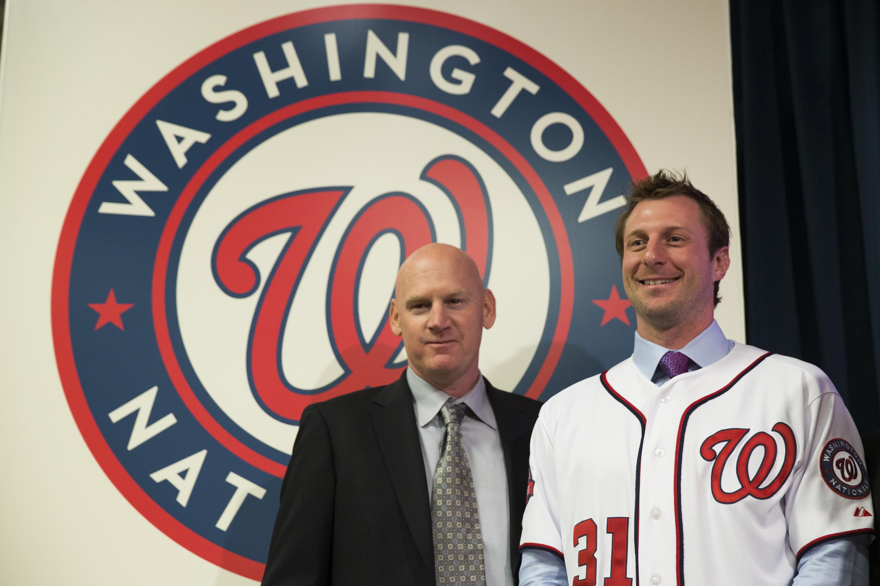 World Series: Scherzer, Sánchez share amazing hug after Nationals' win