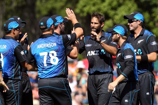 DUNEDIN, NEW ZEALAND - JANUARY 23:  Grant Elliott of New Zealand celebrates taking the wicket of Lahiru Thirimanne of Sri Lanka with his team-mates during the One Day International match between New Zealand and Sri Lanka at University Oval on January 23, 2015 in Dunedin, New Zealand.  (Photo by Rob Jefferies/Getty Images)