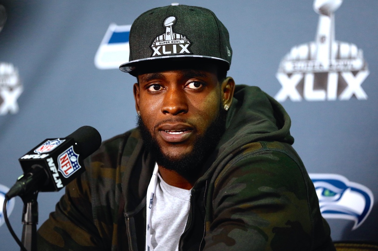 Seattle Seahawks safety Kam Chancellor wears knee brace in Super