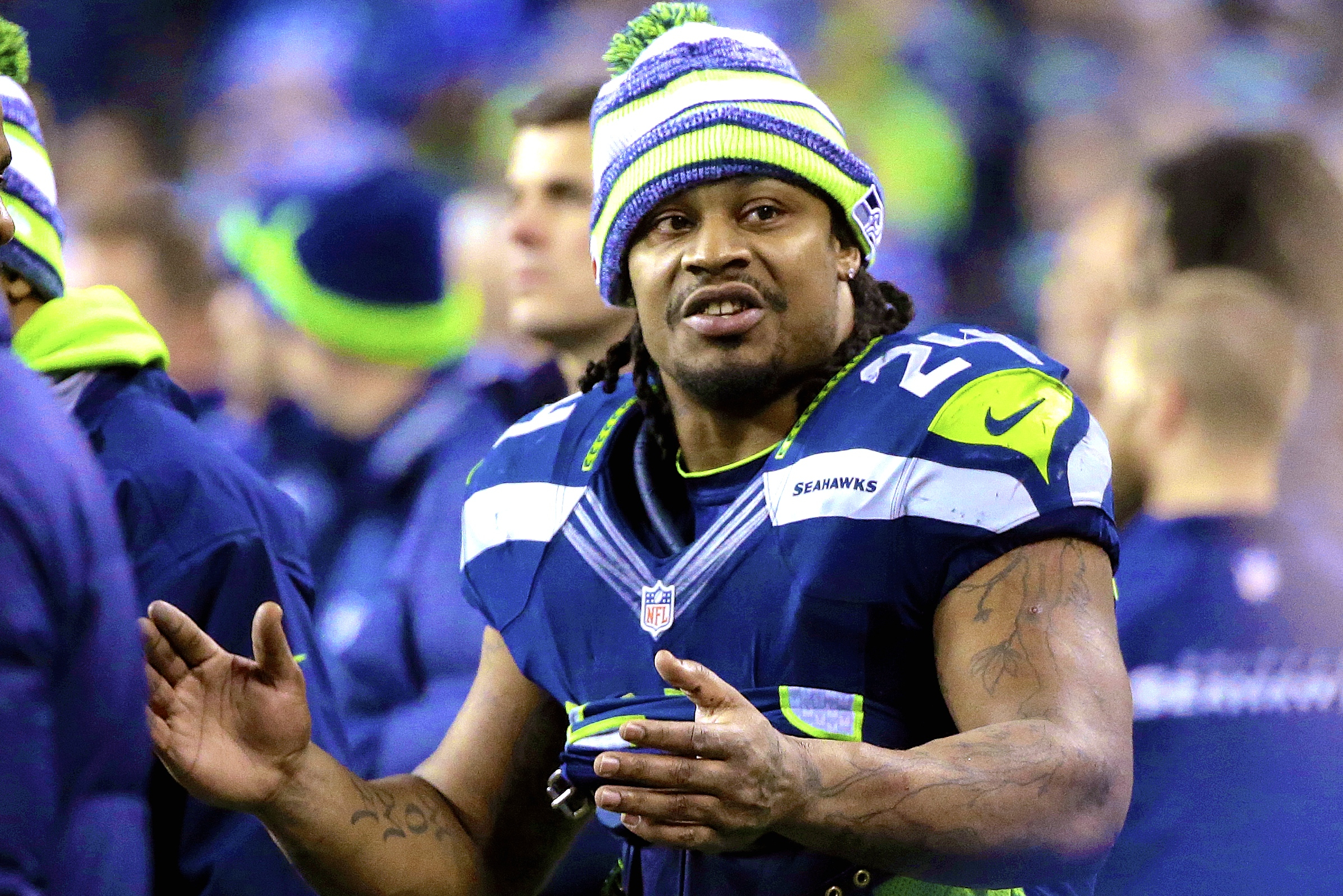 Seahawks running back Marshawn Lynch signs two-year extension through 2017