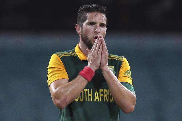South Africa's Wayne Parnell reacts as a ball is miss fielded during their one-day International cricket match against Australia in Sydney, Australia, Sunday, Nov. 23, 2014. (AP Photo/Rob Griffith)
