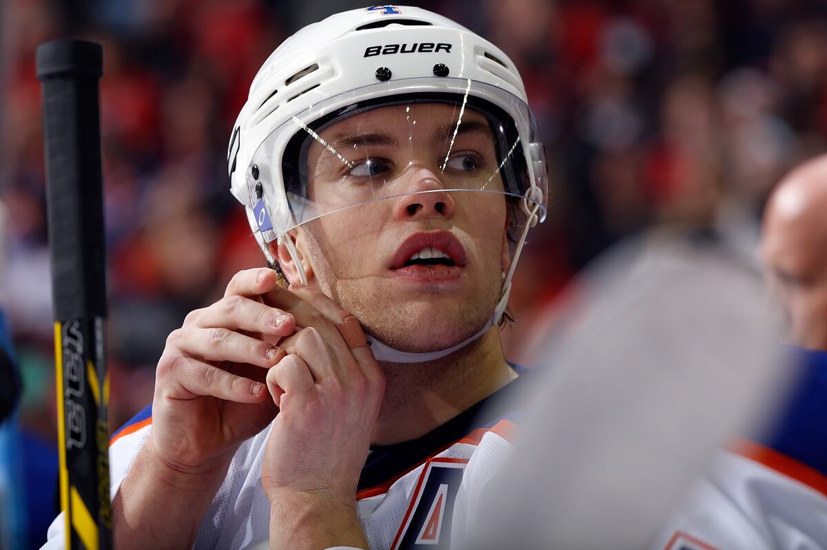 Connor McDavid sings karaoke, takes shots on Taylor Hall during