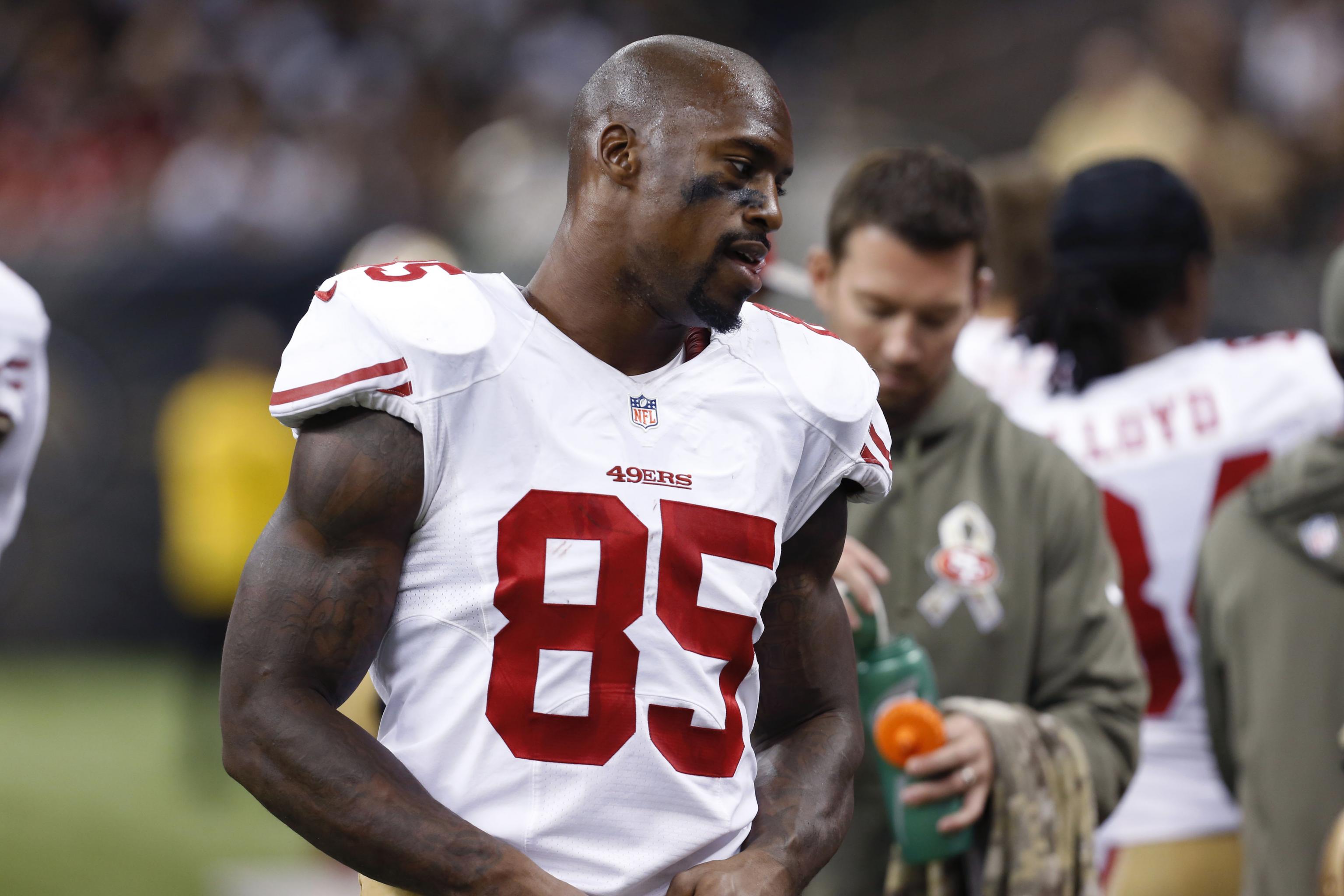 Video shows Vernon Davis reporting to 49ers camp rather than hold out