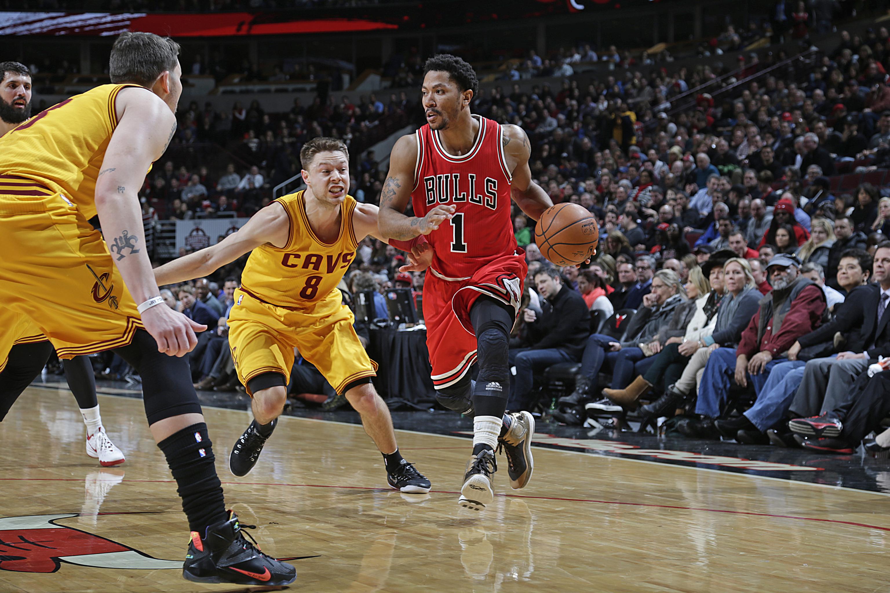 Chicago Bulls guard Michael Jordan goes up for a reverse layup during  News Photo - Getty Images