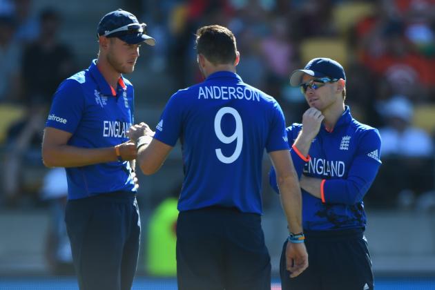 WELLINGTON, NEW ZEALAND - FEBRUARY 20:  England captain Eoin Morgan talks with bowlers James Anderson and Stuart Broad during the 2015 ICC Cricket World Cup match between England and New Zealand at Wellington Regional Stadium on February 20, 2015 in Wellington, New Zealand.  (Photo by Shaun Botterill/Getty Images)