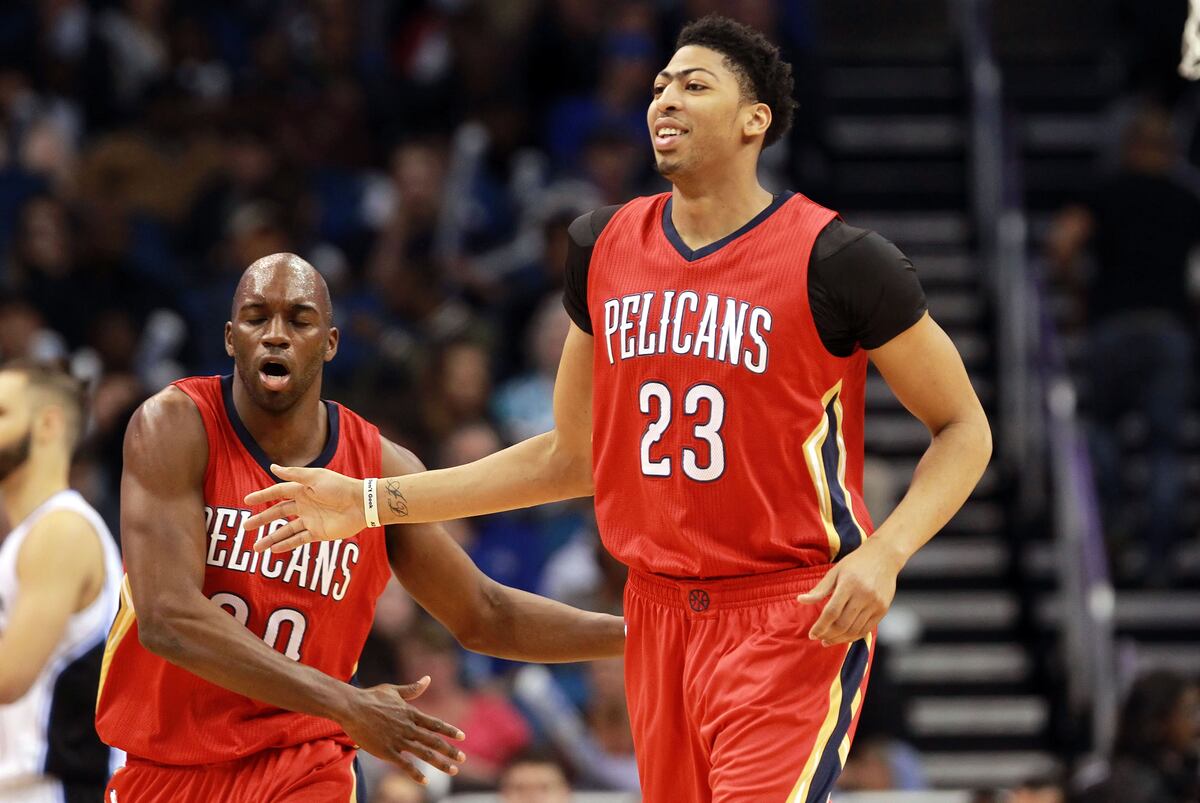 anthony-davis-injury-update-pelicans-star-re-injures-shoulder-vs-heat