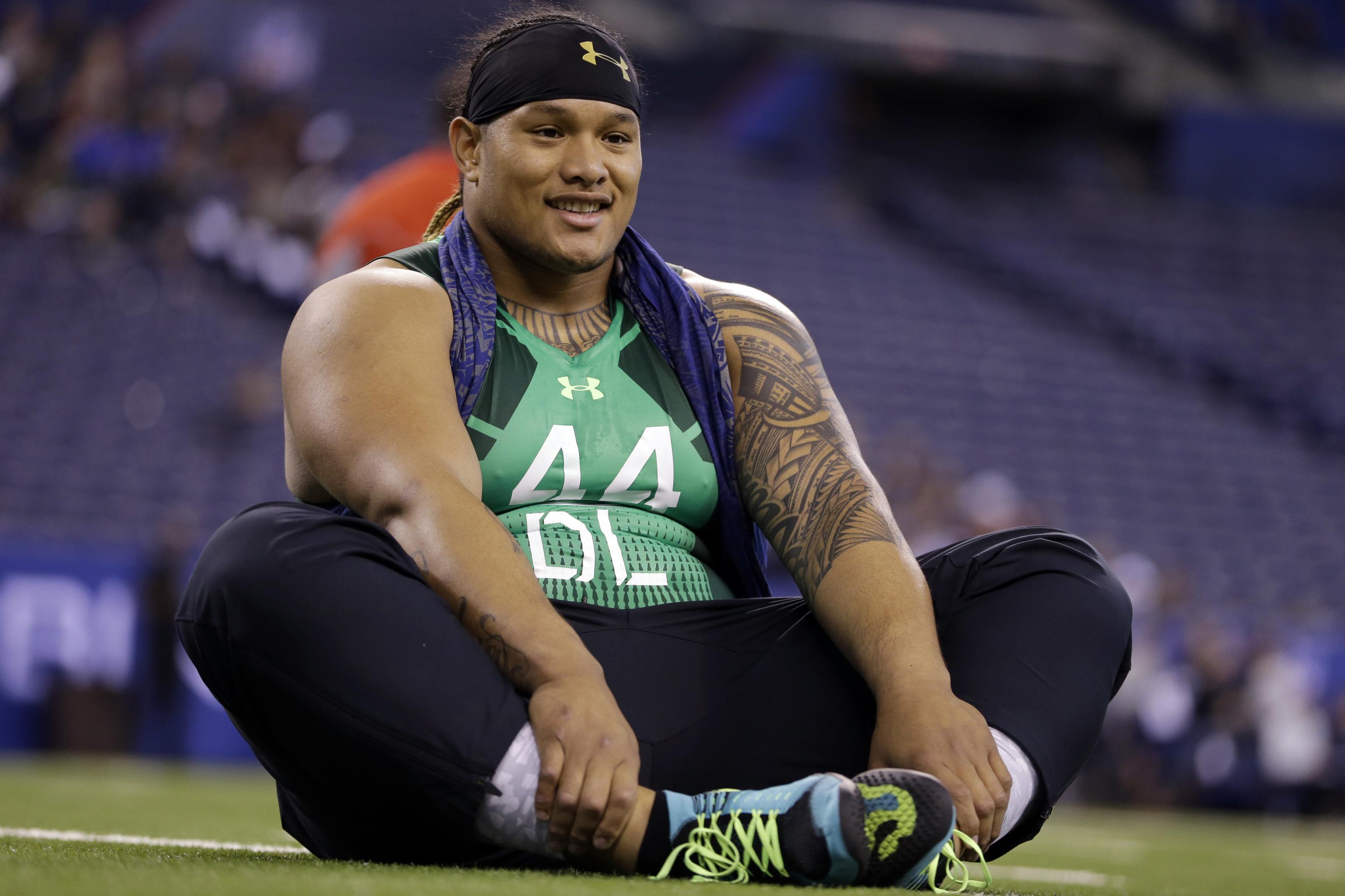 Washington defensive lineman Danny Shelton runs the 40