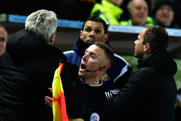HULL, ENGLAND - MARCH 03:  Hull manager Steve Bruce (l) is held back by the assistant referee as he and Sunderland manager Gus Poyet argue after Poyet is sent to the stand during the Barclays Premier League match between Hull City and Sunderland at KC Stadium on March 3, 2015 in Hull, England.  (Photo by Stu Forster/Getty Images)