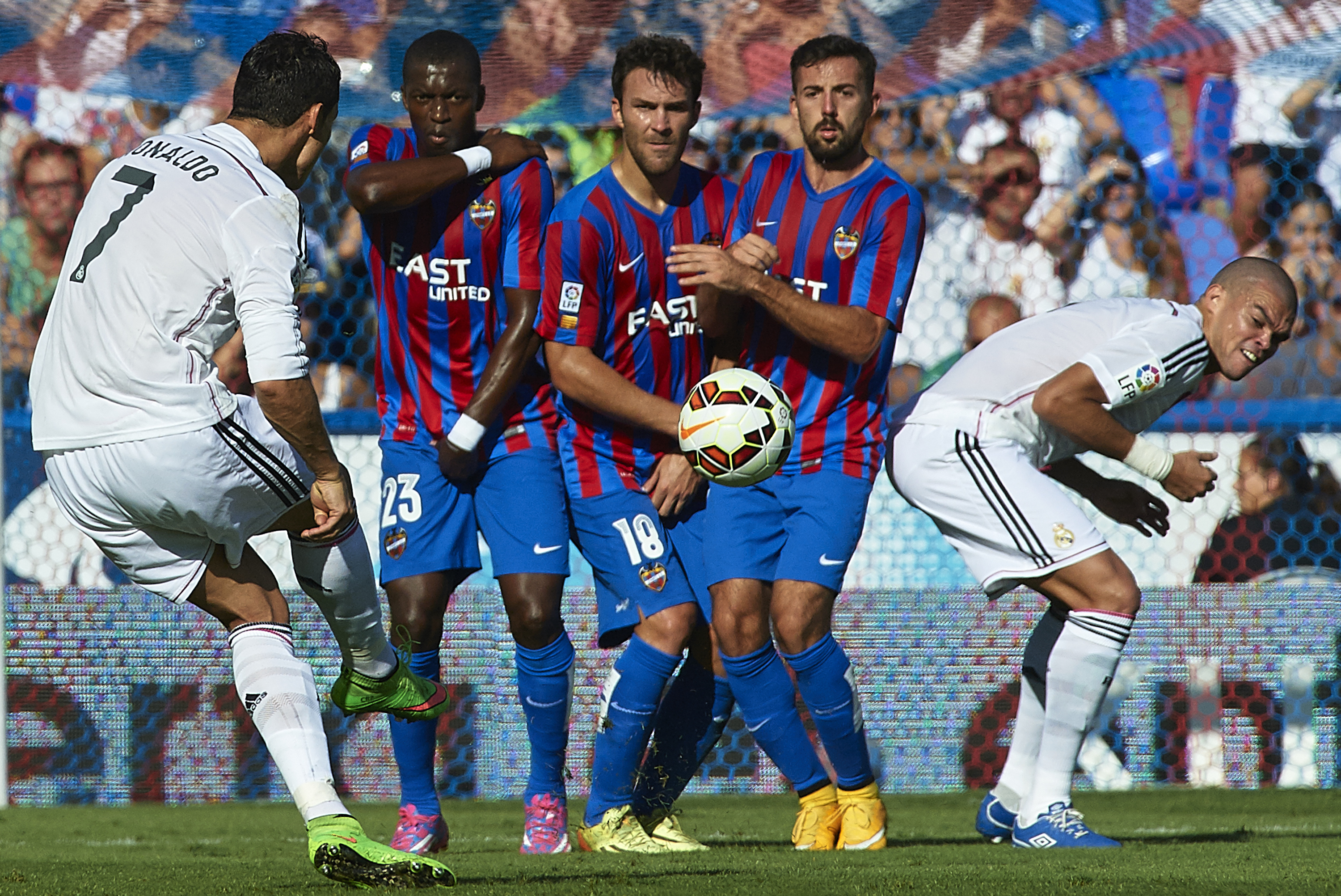 Cristiano Ronaldo scores late free-kick as Real Madrid stun