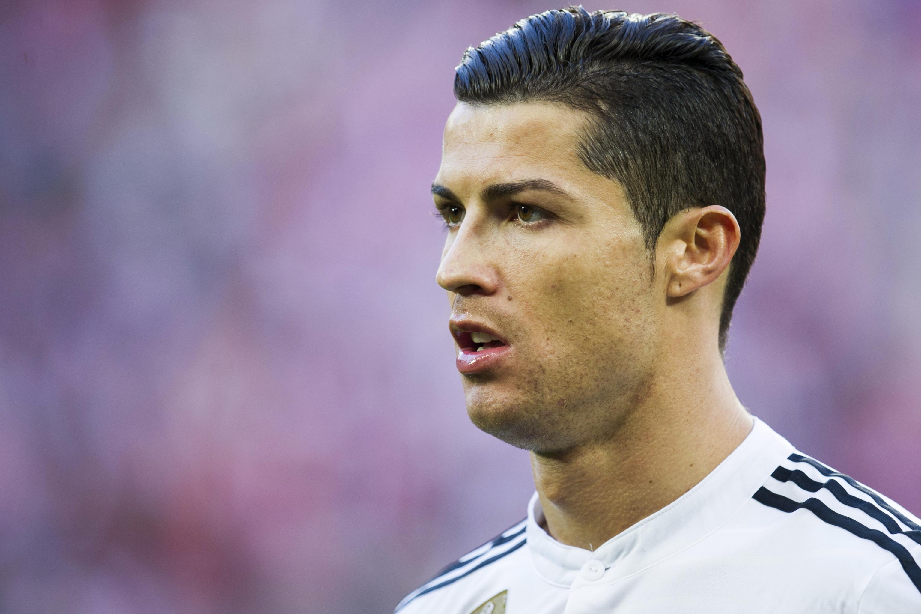 Cristiano Ronaldo Knee Fears Raised as Lionel Messi Overshadows Real Madrid  Star | News, Scores, Highlights, Stats, and Rumors | Bleacher Report