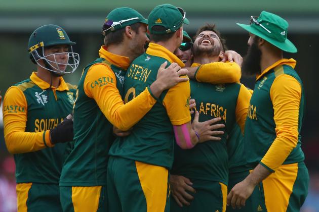SYDNEY, AUSTRALIA - MARCH 18:  JP Duminy of South Africa celebrates with his team mates after taking the wicket of Tharindu Kaushal of Sri Lanka during the 2015 ICC Cricket World Cup match between South Africa and Sri Lanka at Sydney Cricket Ground on March 18, 2015 in Sydney, Australia.  (Photo by Mark Kolbe/Getty Images)