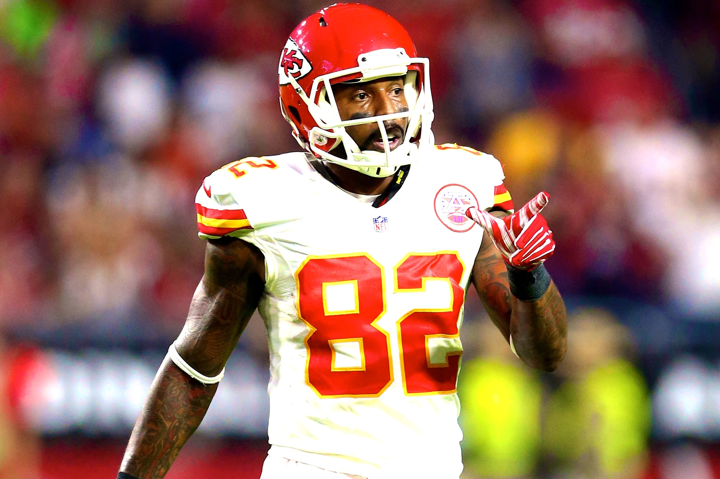 Kansas City Chiefs wide receiver Dwayne Bowe (R) catches a pass