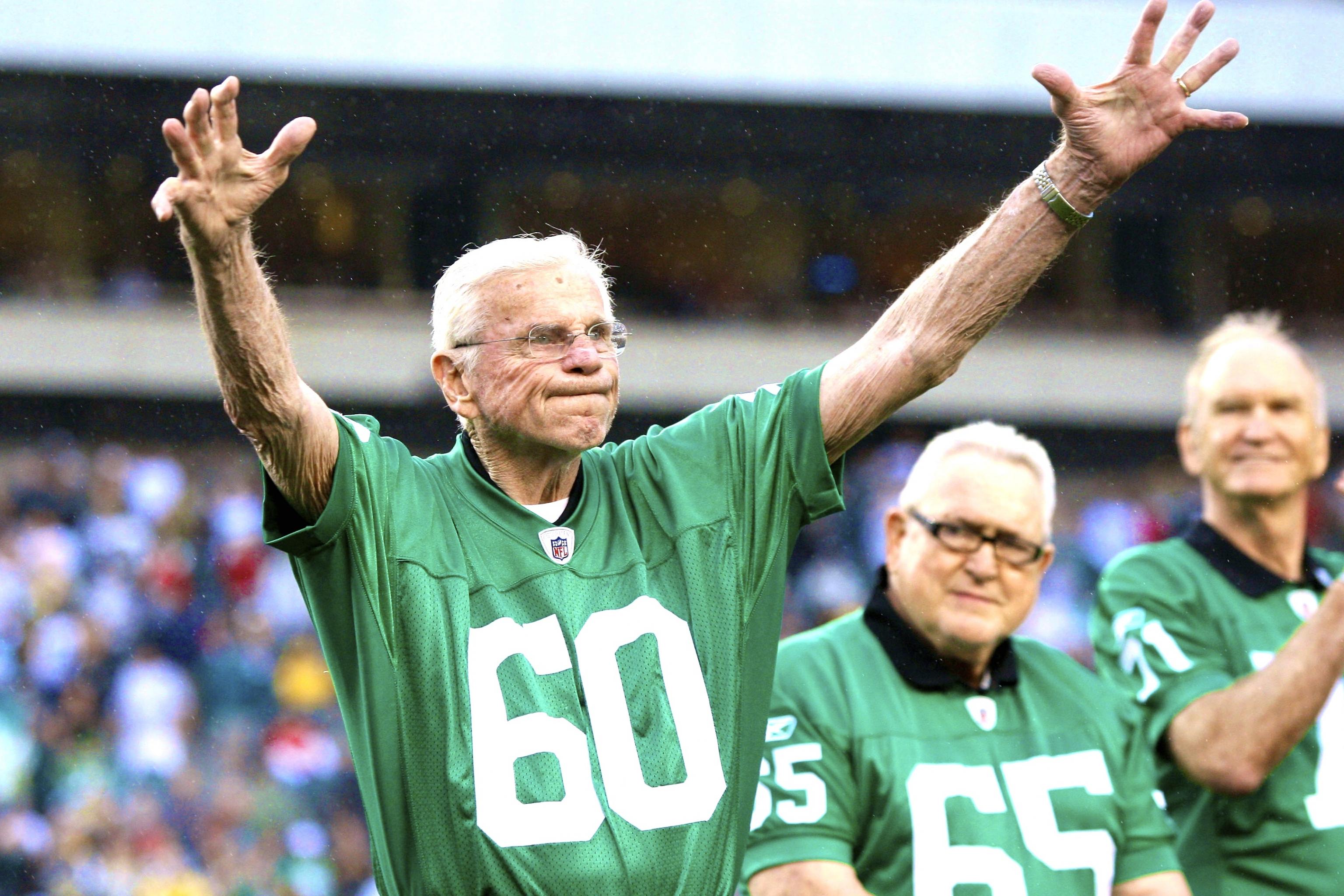 Chuck Bednarik dies at 89; NFL Hall of Famer was rugged two-way player -  Los Angeles Times