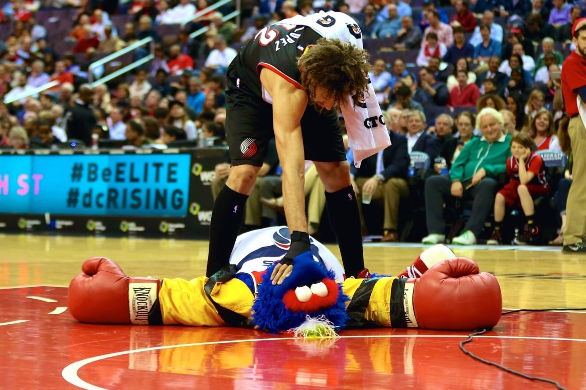 Rockets mascot Clutch assaulted by Robin Lopez - The Dream Shake