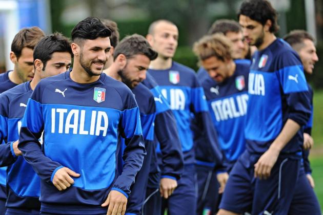 Roberto Soriano, front, attends a training session of the Italian national soccer team ahead of Saturday's Euro 2016, Group H qualifying soccer match against Bulgaria, at the Coverciano training center, near Florence, Italy, Wednesday, March 25, 2015. (AP Photo/Maurizio Degli Innocenti, Ansa)
