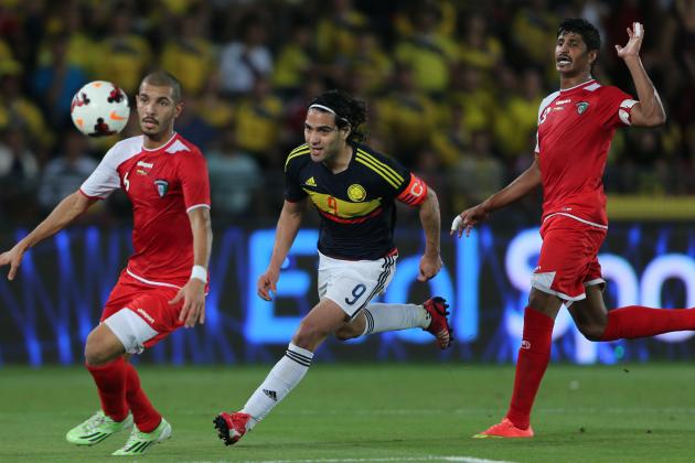 Colombia's Falcao Garcia, middle, fights for the ball with Kuwait's Saleh Al Hendi, right, and Fahad Al Hajri during a friendly match in Abu Dhabi, United Arab Emirates, Monday, March 30, 2015. (AP Photo/Kamran Jebreili)