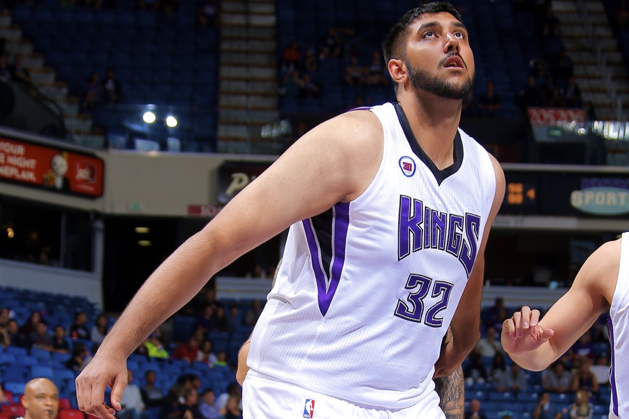 Shoutout to my Indian brothers: 7'5 Sim Bhullar signs with Kings, first  Indian in NBA. We do have super-talks from the subcontinent! : r/tall