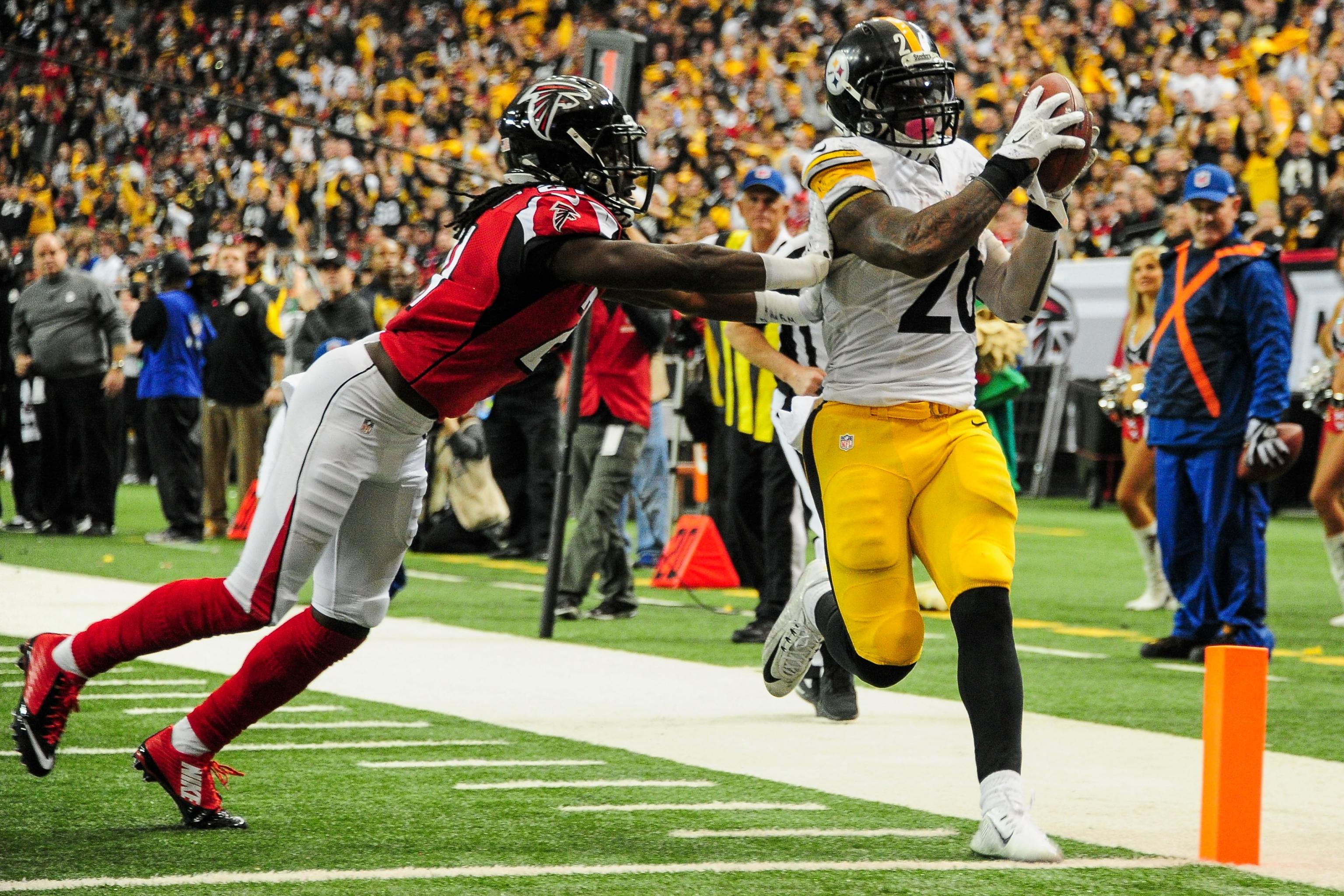 Pittsburgh Steelers wide receiver Antonio Brown (84) comes off the field  with running back Le'Veon Bell (26) and fellow wide receiver Martavis  Bryant (10) after scoting a touchdown in an NFL football