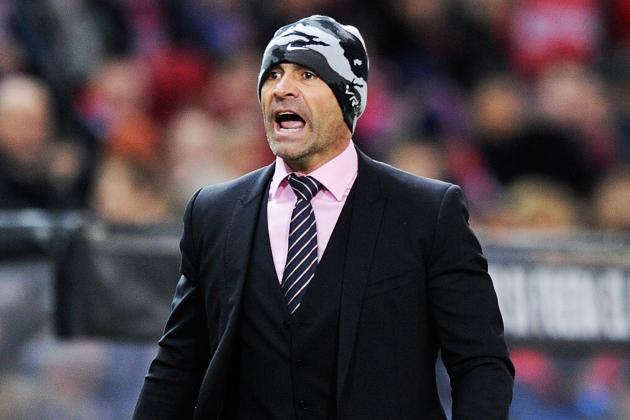 MADRID, SPAIN - OCTOBER 05: Head coach Paco Jemez of Rayo Vallecano de Madrid gives instructions during the La Liga match between Rayo Vallecano de Madrid and Real Sociedad de Futbol at Estadio Teresa Rivero on October 5, 2013 in Madrid, Spain. (Photo by Gonzalo Arroyo Moreno/Getty Images)