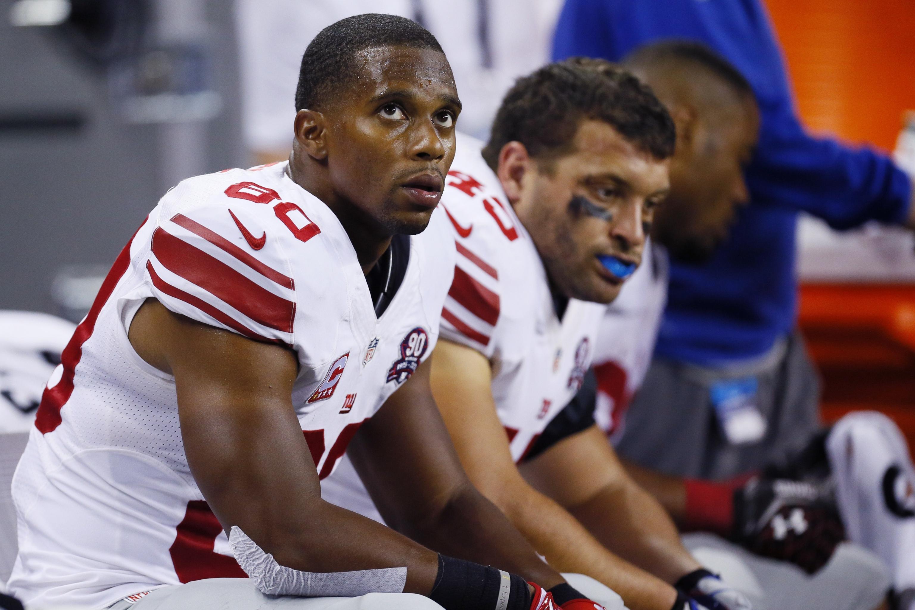 Victor Cruz back at practice, wearing protective red jersey