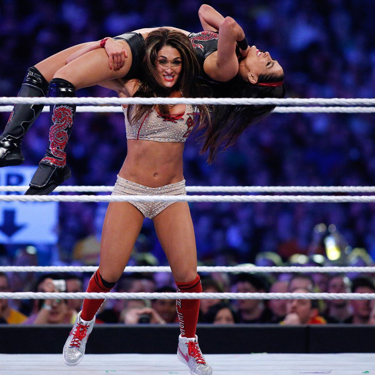 WWEPPorn™ on X: Nikki Bella in the tightest pants EVER 🐫🏆 #WWE #Raw  #SDLive #Evolution  / X