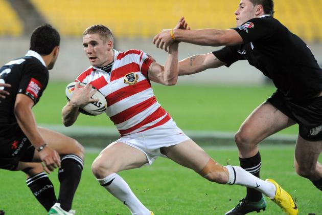 England's Sam Tomkins, centre, attempts to split the New Zealand defense in the Four Nations Rugby League series at Westpac Stadium in Wellington, New Zealand, on Saturday, Oct. 23, 2010. (AP Photo/NZPA, Ross Setford)  **NEW ZEALAND OUT**